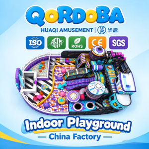 Área de juegos interior punk comercial con toboganes en espiral y aventuras en tirolesa para un centro de entretenimiento familiar