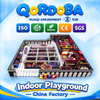 Área de juegos interior personalizada con deportes de realidad aumentada y trampolines para un divertido espacio de entretenimiento familiar