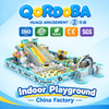 Área de juegos interior comercial con toboganes en espiral y aventuras en tirolesa para entretenimiento familiar