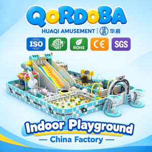 Área de juegos interior personalizada con toboganes tipo donut y circuitos de cuerdas para niños y familias