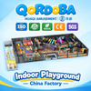 Área de juegos interior con temática punk, toboganes y trampolines LED para un moderno centro de entretenimiento familiar