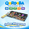 Área de juegos interior con temática punk, toboganes y trampolines LED para un moderno centro de entretenimiento familiar