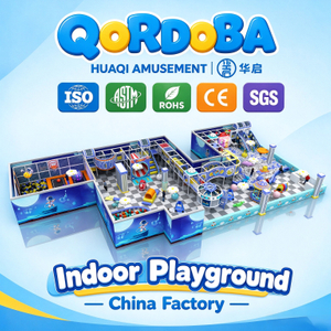 Área de juegos espacial personalizada con toboganes tipo donut y circuitos de cuerdas para niños y familias