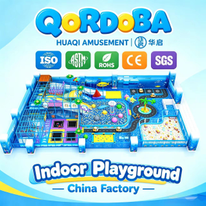 Parque infantil interior con tema oceánico, trampolín y ciudad con tráfico para un parque de atracciones interior seguro
