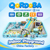 Área de juegos interior comercial con toboganes en espiral y aventuras en tirolesa para entretenimiento familiar