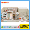 Mini parque infantil interior de menos de 100 metros cuadrados con abundante equipo de juego para niños