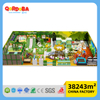 Parque infantil temático en la jungla con trampolín y juegos de escalada para proyectos FEC en interiores