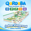 Moderno parque infantil interior con toboganes gigantes y atracciones de aventura para centro de entretenimiento familiar