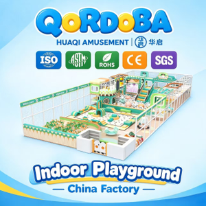 Moderno parque infantil interior con toboganes gigantes y atracciones de aventura para centro de entretenimiento familiar
