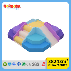Espacio de juego suave personalizado para niños pequeños con toboganes y trepadores para juegos suaves en el patio interior
