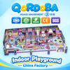 Área de juegos interior personalizada con toboganes tipo donut y circuitos de cuerdas para centros de entretenimiento familiar modernos