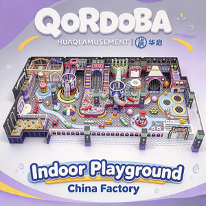 Área de juegos temática Morandi con grandes toboganes y trampolines para espacio de entretenimiento y diversión familiar