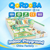 Moderno parque infantil interior con toboganes gigantes y atracciones de aventura para centro de entretenimiento familiar
