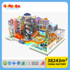Estructura de juegos infantiles de gran altura con toboganes gigantes y muro de escalada