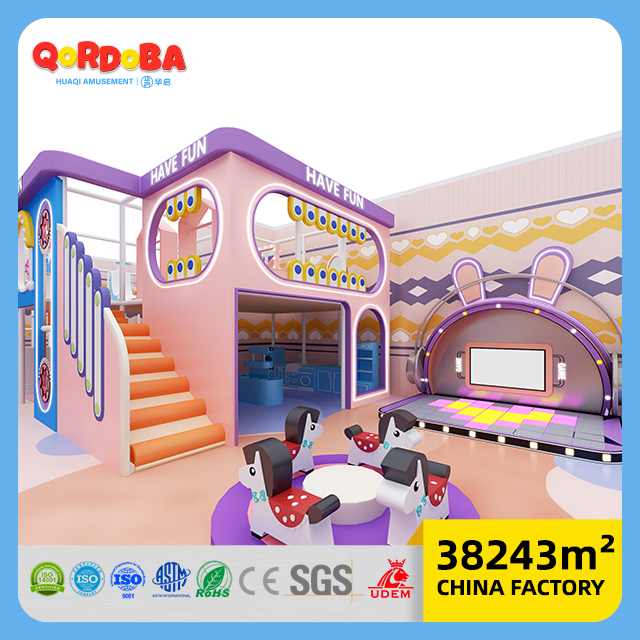 Patio interior para niños estilo Macaron con colores suaves para centro comercial
