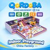 Moderno patio interior con juegos suaves y circuitos de cuerdas para centro comercial de entretenimiento familiar