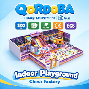 Área de juegos interior comercial con toboganes en espiral y trampolines profesionales para centro de entretenimiento familiar