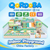 Moderno parque infantil interior con toboganes gigantes y atracciones de aventura para centro de entretenimiento familiar