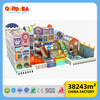 Estructura de juegos infantiles de gran altura con toboganes gigantes y muro de escalada