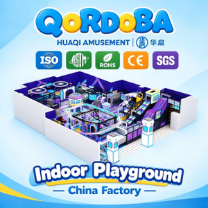 Área de juegos interior punk comercial con toboganes tipo donut, muros para escalar y aventuras en tirolesa para diversión familiar