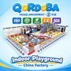 Área de juegos interior con espacio creativo con toboganes LED y juegos de proyección para un moderno centro de entretenimiento familiar