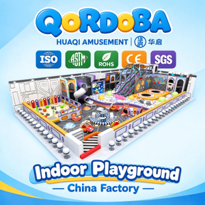 Moderno patio de juegos interior con temática espacial, deportes de realidad aumentada y circuitos de cuerdas para lugares de entretenimiento comerciales
