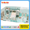Mini parque infantil interior de menos de 100 metros cuadrados con abundante equipo de juego para niños