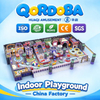 Área de juegos interior personalizada con toboganes tipo donut y circuitos de cuerdas para centros de entretenimiento familiar modernos