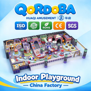 Área de juegos temática Morandi con grandes toboganes y trampolines para espacio de entretenimiento y diversión familiar