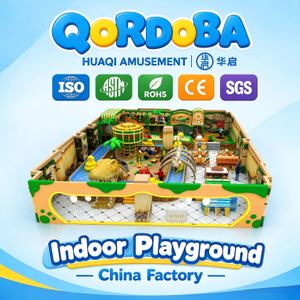 Área de juegos de aventuras en el bosque personalizada con toboganes tipo donut y circuitos de cuerdas para niños y familias