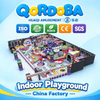 Área de juegos interior personalizada con toboganes tipo donut y circuitos de cuerdas para centros de entretenimiento familiar modernos