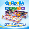 Moderno patio interior con juegos suaves y circuitos de cuerdas para centro comercial de entretenimiento familiar