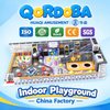 Área de juegos interior con espacio creativo con toboganes LED y juegos de proyección para un moderno centro de entretenimiento familiar