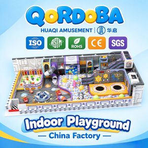Área de juegos espacial personalizada con toboganes gigantes y trampolines interactivos para niños y familias