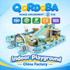 Área de juegos interior comercial con toboganes en espiral y aventuras en tirolesa para entretenimiento familiar